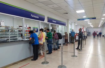 Farmacias del IPS están desabastecidas. Asegurados realizan gastos de bolsillo y a veces deben elegir entre comer o comprar sus medicinas, afirman.