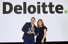 Edgar Martínez celebra la certificación lograda por Deloitte Paraguay en el Great Place to Work.