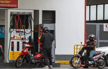 Ayer se podía observar a personas hacer largas filas para conseguir combustible, en Buenos Aires.