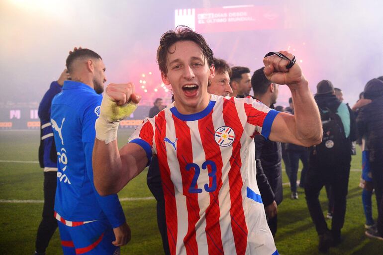 Matías Galarza, jugador de la selección de Paraguay, festeja la clasificación al Mundial 2026 después de empatar sin goles con Ecuador por la fecha 17
de las Eliminatorias Sudamericanas 2026 en el estadio Defensores del Chaco, en Asunción, Paraguay.