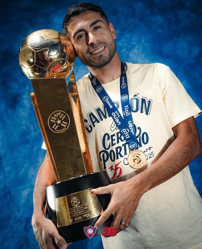 El argentino Federico "Pachi" Carrizo posando con el trofeo de campeón del Torneo Clausura 2025, uno de los cuatro títulos que ganó en el fútbol paraguayo.