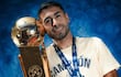 El argentino Federico "Pachi" Carrizo posando con el trofeo de campeón del Torneo Clausura 2025, uno de los cuatro títulos que ganó en el fútbol paraguayo.