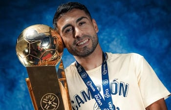El argentino Federico "Pachi" Carrizo posando con el trofeo de campeón del Torneo Clausura 2025, uno de los cuatro títulos que ganó en el fútbol paraguayo.