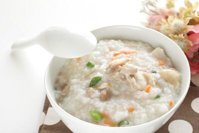 Pollo salteado con arroz, comida para bebés.