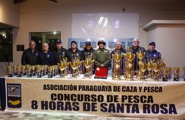 Los responsables del evento y las copas para los mejores.