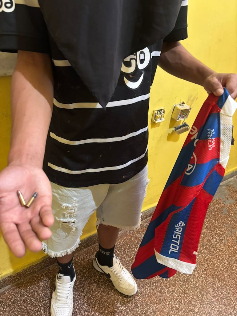 Un hincha también fue aprehendido por tener en su poder una camiseta de Cerro Porteño y balas calibre 22.