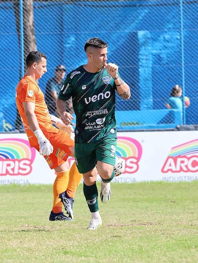 El atacante Emmanuel Morales festeja el tanto de apertura, ante el lamento del portero Héctor Espínola. (Foto: 12 de Junio VH)