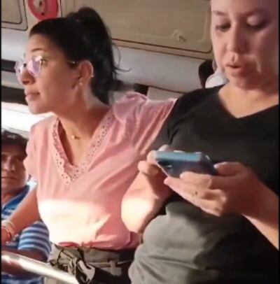 Acalorada discusión entre pasajera y chofer de colectivo.