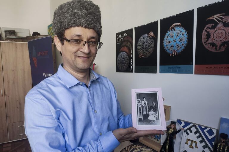 LEÓPOLIS (UCRANIA), 27/04/2025.- Ajmet Bekir, del Centro Cultural Tártaro de Crimea en Leópolis, sostiene una foto de sus bisabuelos en Crimea y asegura que ninguna generación ha podido eludir la represión por parte de Rusia. 