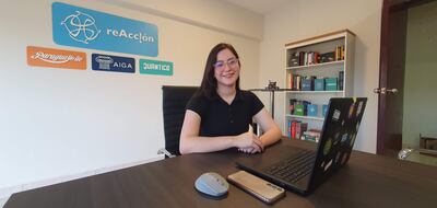 Stephani Villasanti, en la oficina de la organización Reacción Paraguay. 