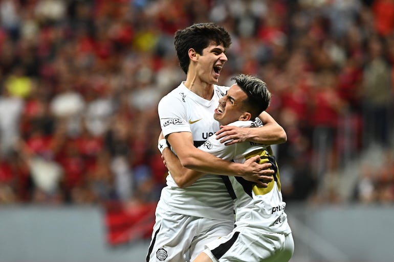 Eduardo Delmás (i) de Olimpia celebra un gol este viernes, en un partido amistoso entre Flamengo y Olimpia el estadio Mané Garrincha en Brasilia (Brasil).