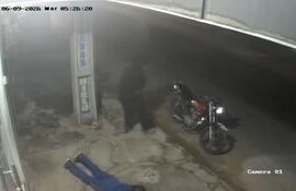La adolescente de 13 años fue arrojada al suelo por el delincuente durante un brutal asalto.