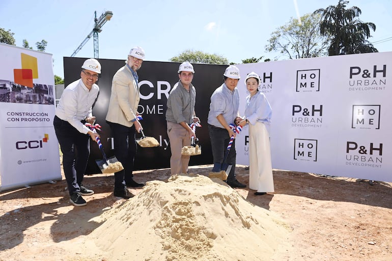 Arq. Fernando Delfino, Ing. Enrique Strubing, Ing. Edgar Núñez, Marcos Hong y Diana Lee en la palada inicial de Acro Home 43.