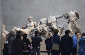 Visitantes observan las esculturas de la colección Mármoles de Elgin en el Museo Británico. EFE