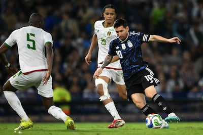 La estrella de Argentina, Lionel Messi, lucha por el balón con el defensor de Mauritania, Lamine Ba, y el mediocampista Oumar Ngom, durante un partido de fútbol amistoso entre Argentina y Mauritania en el estadio La Bombonera en Buenos Aires.