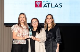 Representantes de Banco Atlas recibieron la estatuilla.