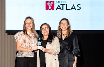 Representantes de Banco Atlas recibieron la estatuilla.
