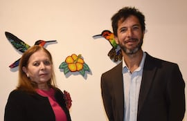 María Antonia Ida Masana García, embajadora de Perú, junto con el artista Harry Chávez.
