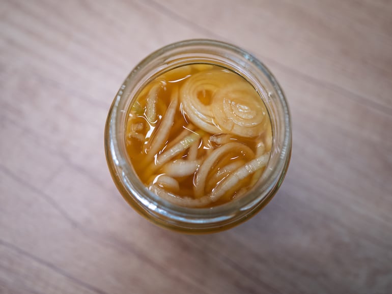 Remedio casero de cebolla con miel de abeja, imagen ilustrativa.