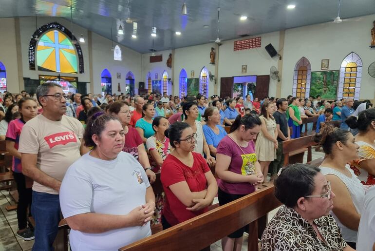 Una masiva concurrencia de fieles se observan en las misas diarias.