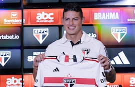 BRA100. SAO PAULO (BRASIL), 01/08/2023.- El futbolista colombiano James Rodríguez sostiene la camiseta del Sao Paulo, durante su presentación como nuevo jugador del club, en Sao Paulo (Brasil). El Sao Paulo de Brasil anunció este martes en su centro de formación la contratación del centrocampista colombiano James Rodríguez, que estaba sin vínculos desde su salida del Olympiacos griego y con el que firmó un contrato que lo vincula hasta junio de 2025. EFE/ Isaac Fontana