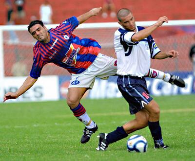 El paraguayo César Ramírez, futbolista de Cerro Porteño, en el partido frente a Alianza Lima en la Copa Libertadores 2002.