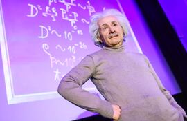 Una figura de cera de Albert Einstein se encuentra en el escenario del Observatorio Archenhold, frente a fórmulas originales, en Berlín, Alemania.