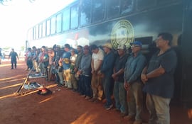 Los detenidos tras el enfrentamiento producido para evitar la invasión a la estancia Lusipar.