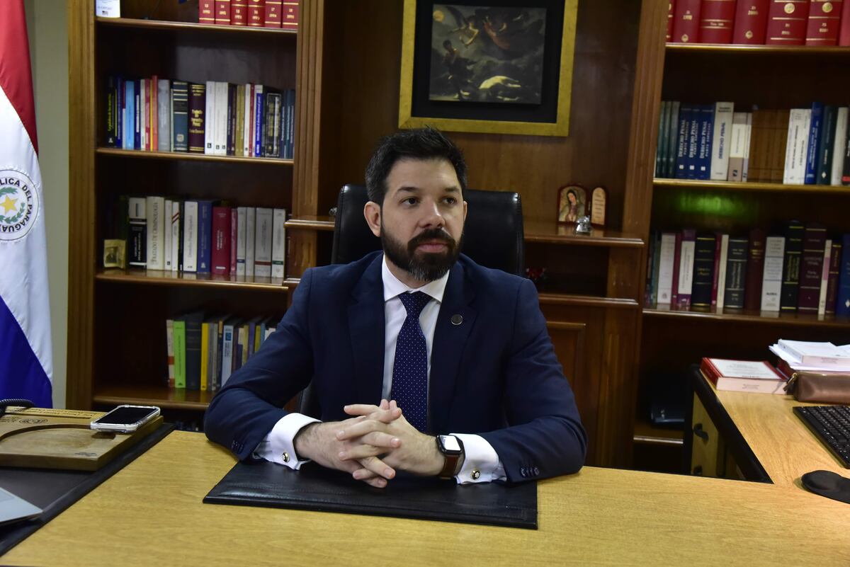 El crimen organizado permea la economía y financia la política, apunta el juez Legal