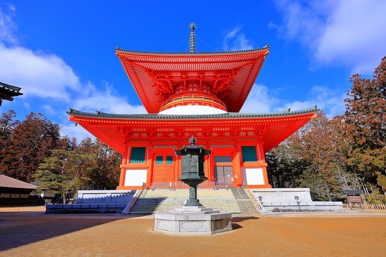 Templo en el área de Kongobu-ji Danjo Garan, un histórico complejo de templos budistas en Koyasan, Koya, Distrito de Ito, Wakayama, Japón.