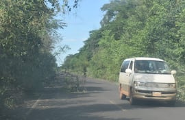 La imagen corresponde a un sector de la ruta departamental que cruza por el centro de la colonia Cocuera, departamento de San Pedro.