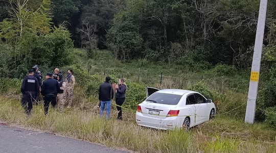 El automóvil de Federick Nahuel Cáceres Sosa cayó a un costado de la ruta luego de que este fuera acribillado por policías "gatillo fácil" en Alberdi.