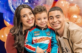 Miguel Almirón y Alexia Notto con el cumpleañero Francesco.