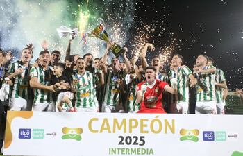 El experimentado, César Rodrigo Villagra (36 años) levanta el trofeo de campeón que  corona la gran campaña hecha por Rubio Ñu. El atacante es el máximo anotador ñuense, con 10 goles. (Foto: @IntermediaAPF)