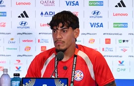 El zaguero de la selección paraguaya, Gustavo Gómez hablando den conferencia de prensa, previo al partido ante Alemania por los dieciseisavos de final del Mundial 2026.