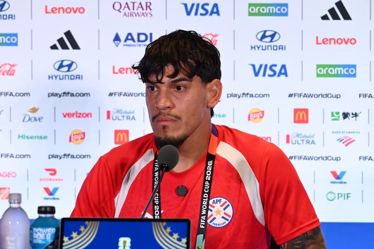 El zaguero de la selección paraguaya, Gustavo Gómez hablando den conferencia de prensa, previo al partido ante Alemania por los dieciseisavos de final del Mundial 2026.