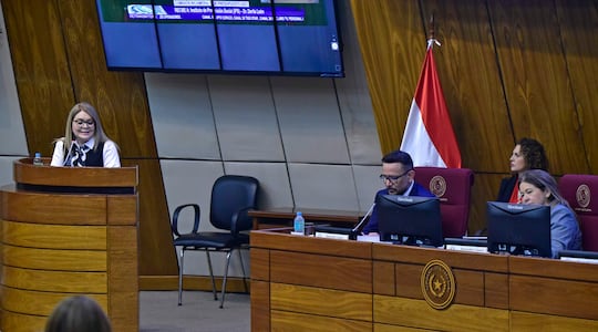 La gerente financiera del IPS, Gladys Vera López durante la presentación oficial realizada a la Comisión Bicameral del Presupuesto (CBP). Foto: ABC Color.