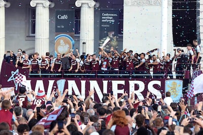Caravana de los componentes del plantel del Aston Villa en Birmingham.