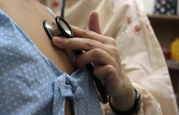 Una doctora verifica los pulmones de un niños con Fibrosis Quística.