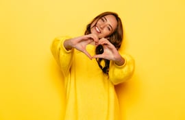 Mujer feliz, vestida de amarillo.
