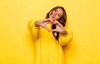Mujer feliz, vestida de amarillo.