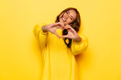 Mujer feliz, vestida de amarillo.