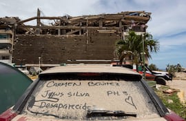 Nombres de personas desaparecidas escritos en un coche, este domingo, en Catia La Mar (Venezuela), tras el terremoto.