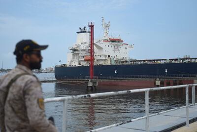 Un petrolero ruso en el puerto de Karachi. (AFP)
