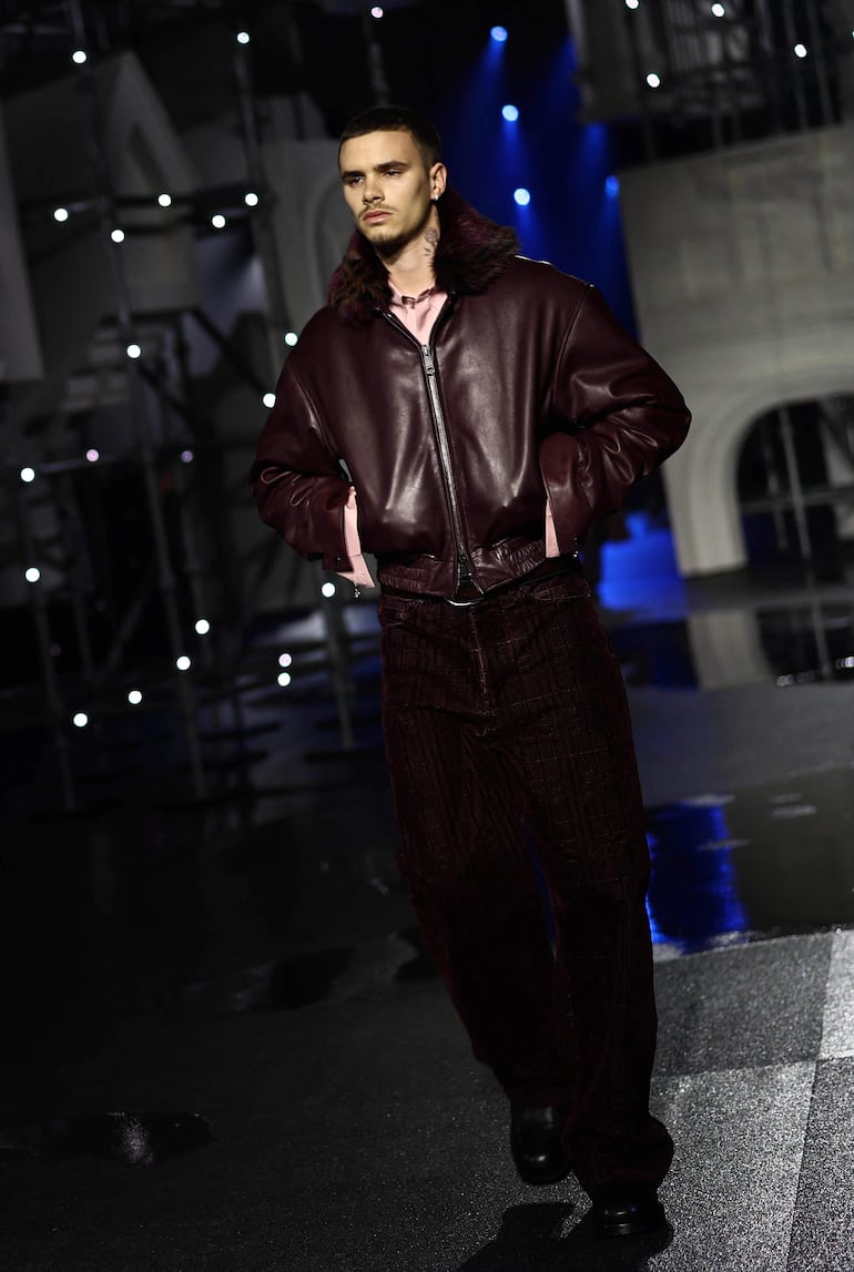 Romeo Beckham, hijo de Victoria y David Beckham desfilando para Burberry en el London Fashion Week. (Toby Shepheard / AFP)