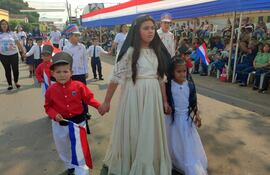 Grupo de alumnos que representó a los Niños Mártires de Acosta Ñu y madres combatientes.