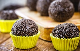 Brigadeiros de chocolate con galletitas.