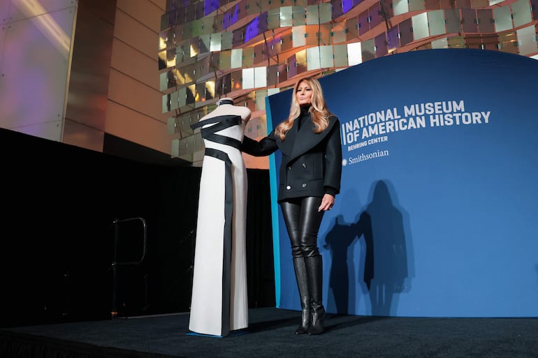 La primera dama Melania Trump posa con su vestido inaugural durante un evento en el Museo Nacional Smithsonian de Historia Estadounidense en Washington, D. C. La Sra. Trump donó su segundo vestido inaugural al museo. (Anna Moneymaker/Getty Images/AFP)