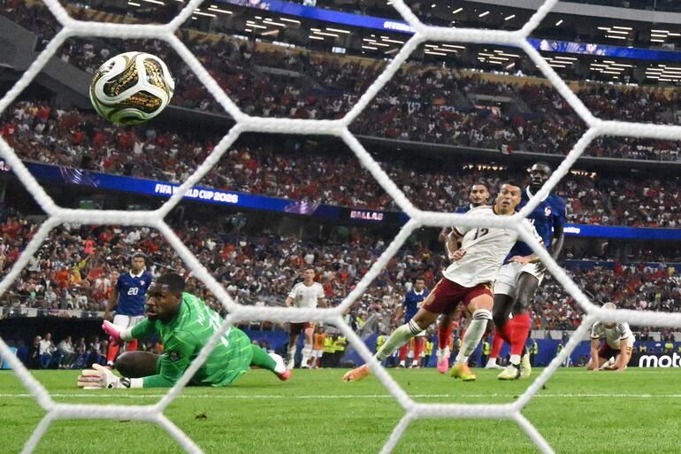 El defensa de España Pedro Porro remata y marca el segundo gol de su equipo durante el partido de semifinales del torneo de fútbol de la Copa Mundial 2026 entre Francia y España en el Dallas Stadium en Arlington.