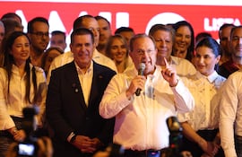 El candidato del Partido Colorado a la Intendencia de Asunción, Camilo Pérez (c).